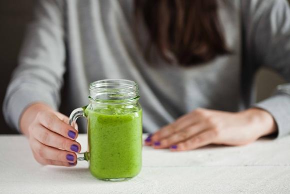 Dwa oczyszczające zielone smoothie