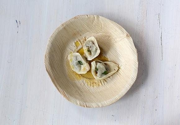 Pierożki z kaszą, grzybami i orzechami laskowymi