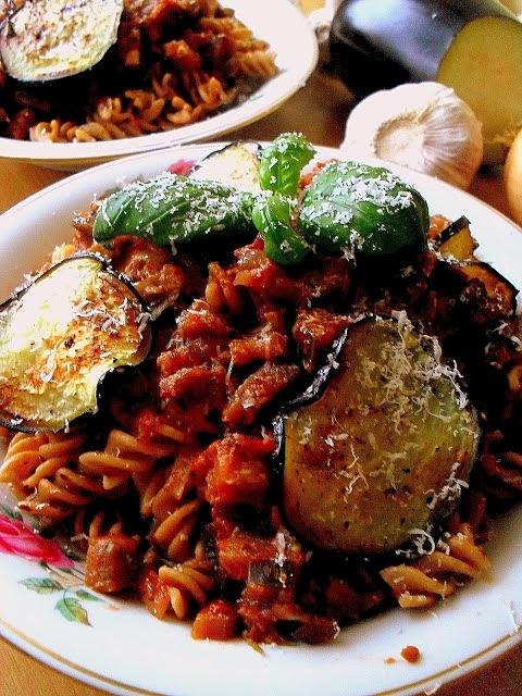 Pasta alla Norma z bakłażanem i pomidorami