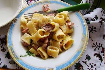 Makaron calamari z kiełbasą i maślankami