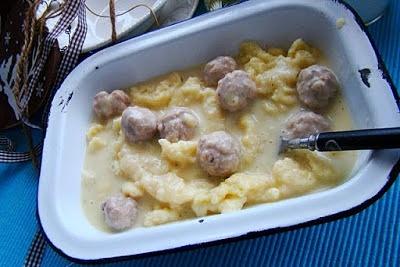 Kluchy z mięsnymi kuleczkami w sosie śmietanowym