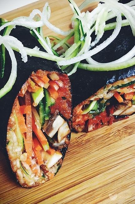 Wrapy nori z pastą z suszonych pomidorów