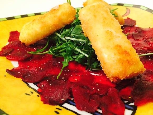 Carpaccio z pieczonych buraków z fetą i rukolą