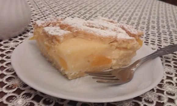 Kruche ciasto z budyniem i brzoskwiniami