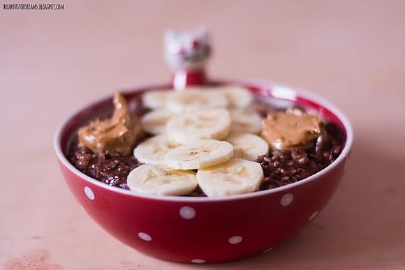 Kakaowa owsianka na mleku kokosowym z bananem i masłem orzechowym