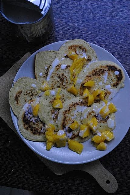 Kokosowe placuszki z mango i mleczkiem kokosowym