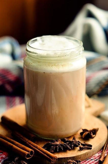 Chai tea latte - klasyczny napój z herbaty i mleka