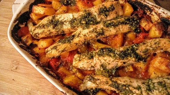 Łosoś w koperkowym pesto z pieczonymi warzywami