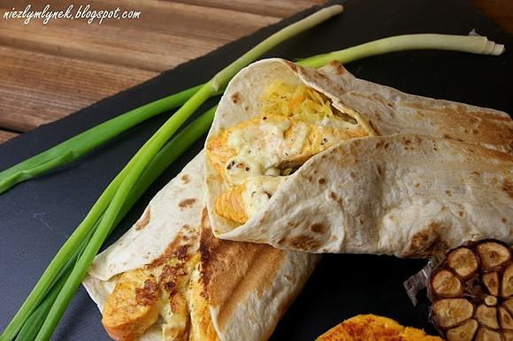 Tortilla z kapustą kiszoną i łososiem