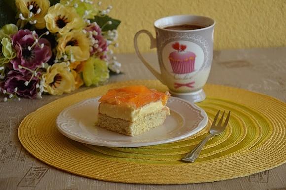 Ciasto brzoskwiniowe z kremem i galaretką