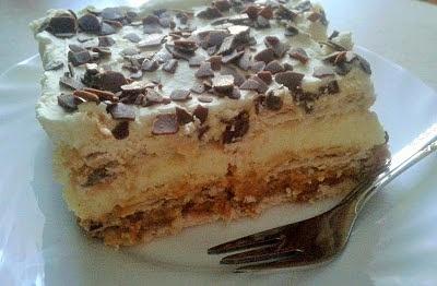 Ciasto z herbatnikami, kajmakiem i śmietaną