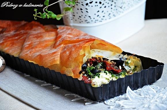 Tarta z ciasta filo ze szpinakiem fetą i suszonymi pomidorami