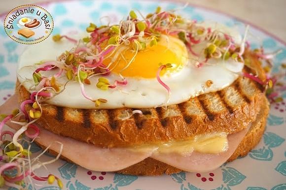 Grillowana kanapka z jajkiem sadzonym