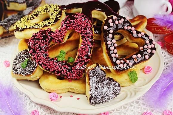 Pączki serduszka na walentynki z polewą i posypkami
