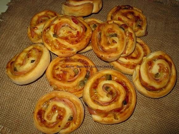 Pizzowe roladki z różnymi dodatkami