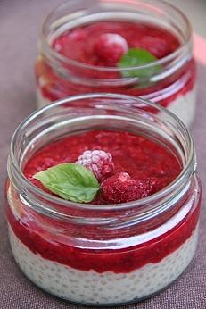 Kokosowy pudding z tapioki z malinami