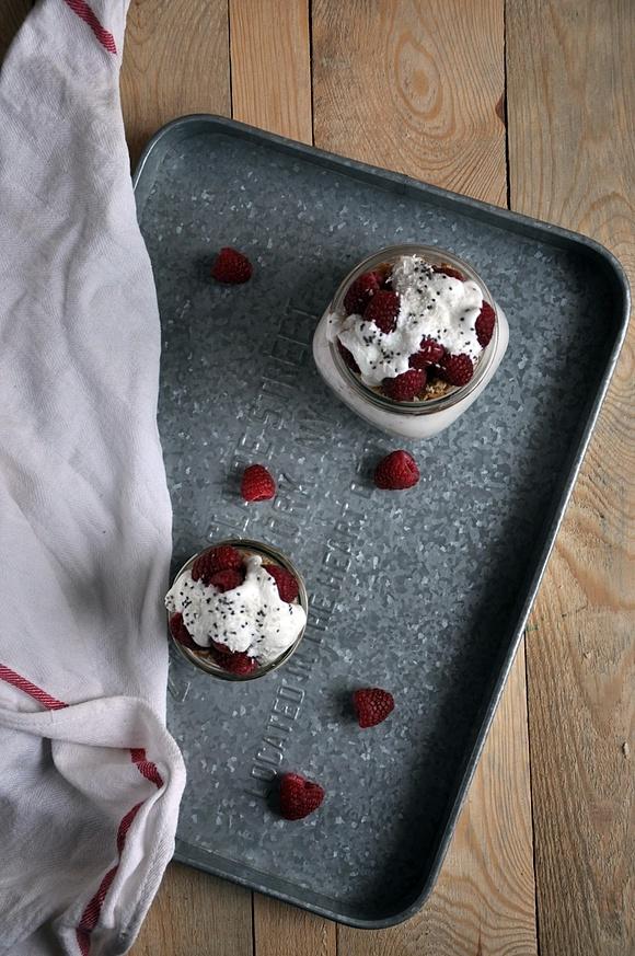Kokosowy pudding chia na mleku sojowym z musli i malinami