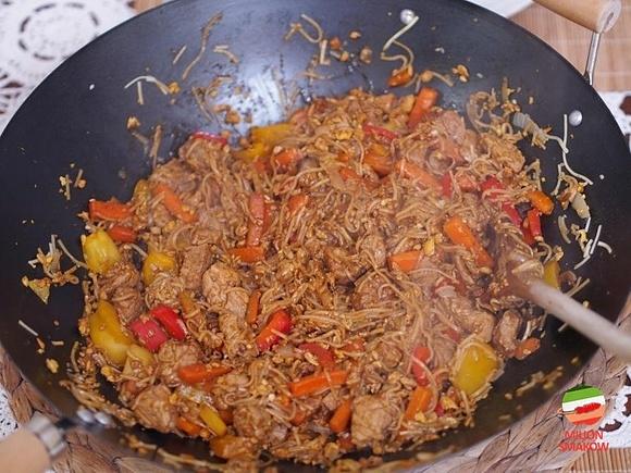 Polędwiczka z woka z makaronem chow mein i warzywami w sosie ostrygowym