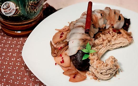 Kaszanka z jabłkami i cebulą na puree ziemniaczano-orzechowym