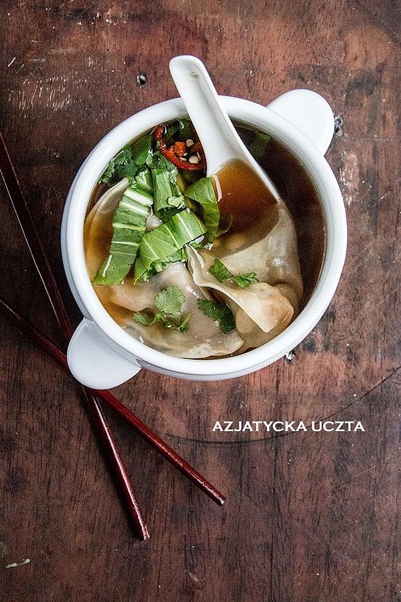 Azjatycka uczta: pierożki dim sum i zupa won ton