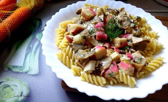 Makaron z paluszkami krabowymi i pieczarkami