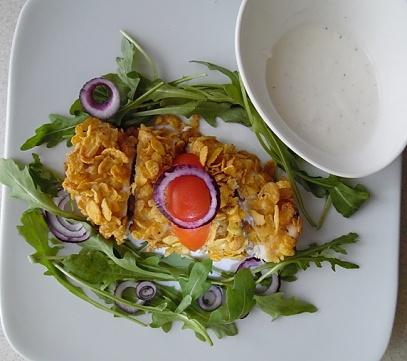 Filet drobiowy w kukurydzianych płatkach na sałatce z rukoli