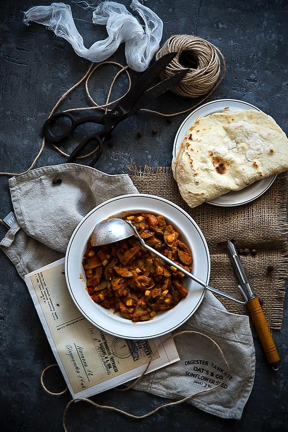 Słodko-kwaśne curry z kurczaka z domowymi chlebkami naan