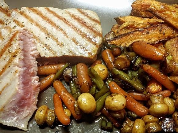 Grillowany tuńczyk z warzywami balsamico