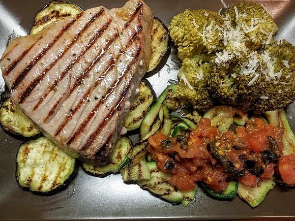 Stek z tuńczyka na grillowanych warzywach z salsą pomidorową
