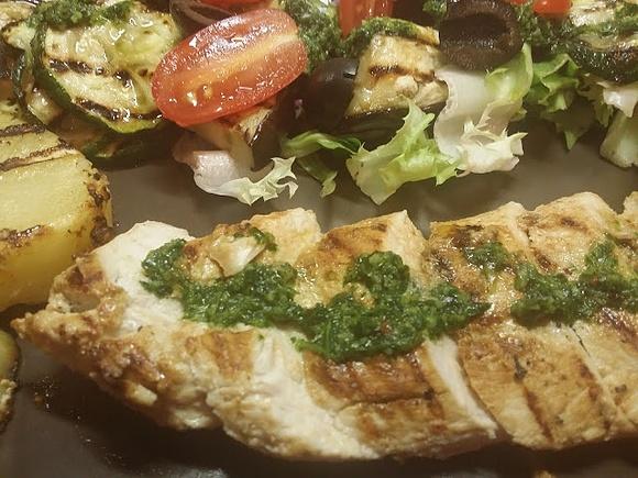 Grillowana pierś z kurczaka z sałatką z grillowanych warzyw i pesto pietruszkowym