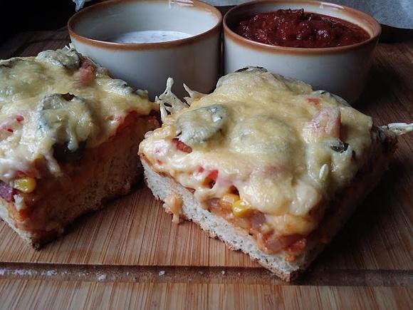 Domowa pizza na grubym drożdżowym cieście