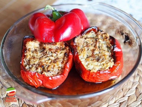 Pieczona papryka nadziewana ryżem pieczarkami parmezanem