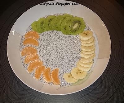 Chia pudding z owocami na śniadanie