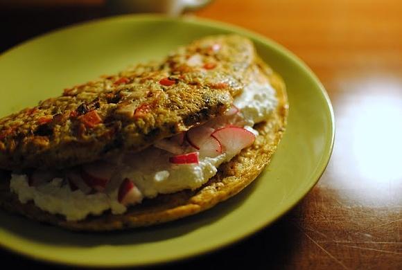 Omlet z warzywami i kurczakiem