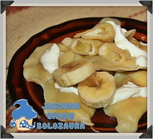 Pierogi z bananem w serowo-bananowej kołderce