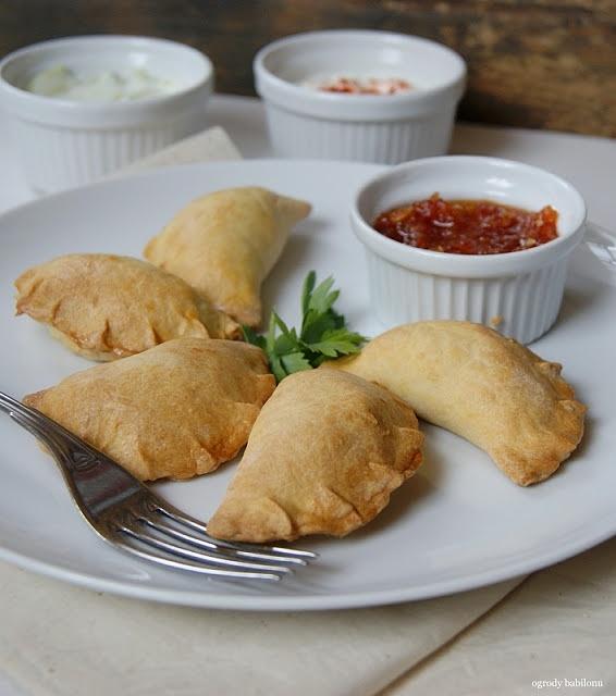 Empanadas z kurczakiem i oliwkami
