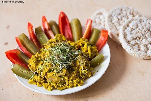 Bezjecznica z pieczarkami i rzeżuchą, podana z ogórkiem kiszonym i waflami ryżowymi