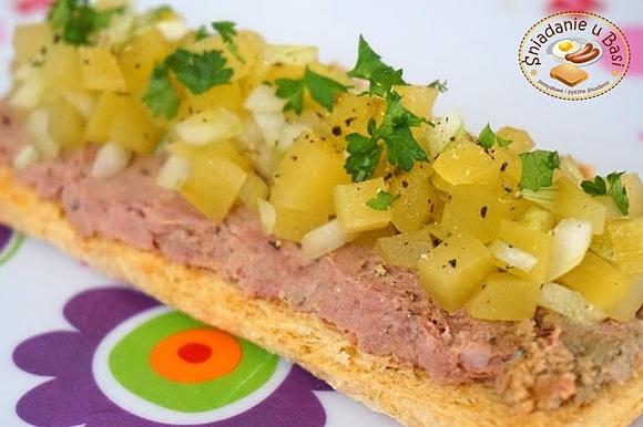Chrupiące kanapeczki z pasztetem i sałatką ogórkową