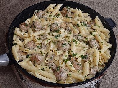 Rurki z klopsikami i pieczarkami w sosie śmietankowo-pieczarkowym