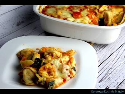 Tortellini zapiekane z warzywami w sosie pomidorowym