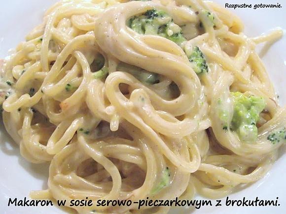 Makaron w sosie serowo-pieczarkowym z brokułami