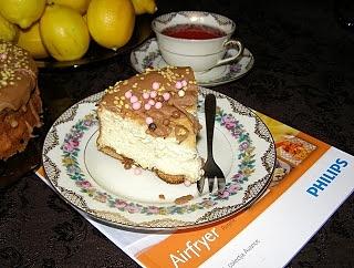 Serowe ciasto z bananami i polewą toffi w Airfryer