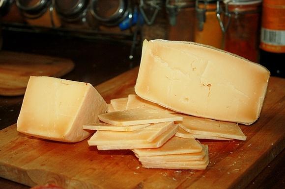 Ser twardy Cheddar - aromatyczny i dojrzewający
