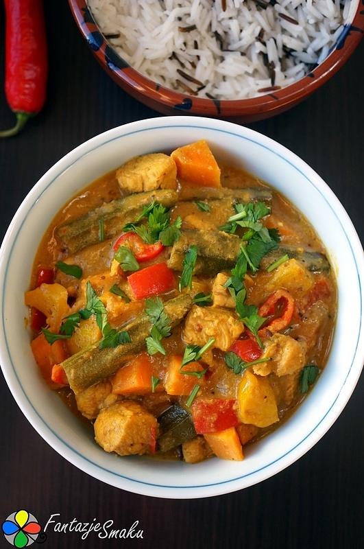 Okra i słodkie ziemniaki z kurczakiem w złotym sosie curry