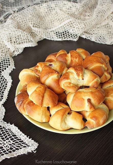 Rogaliki drożdżowe z czekoladą