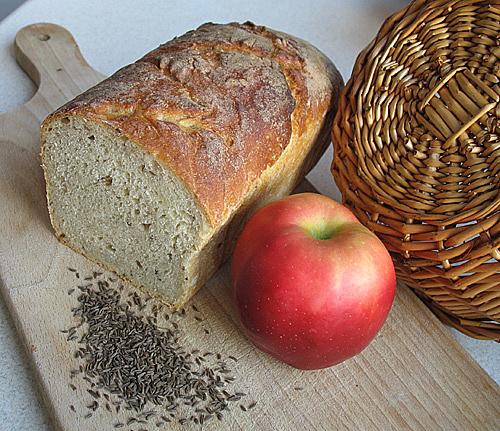 Litewski chleb z marmoladą jabłkową i kminkiem