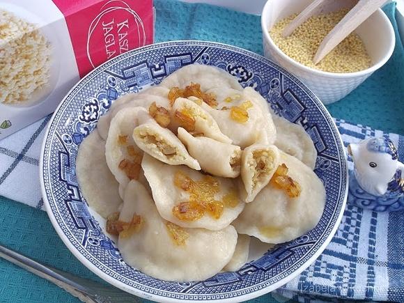 Pierogi z kiszoną kapustą i kaszą jaglaną