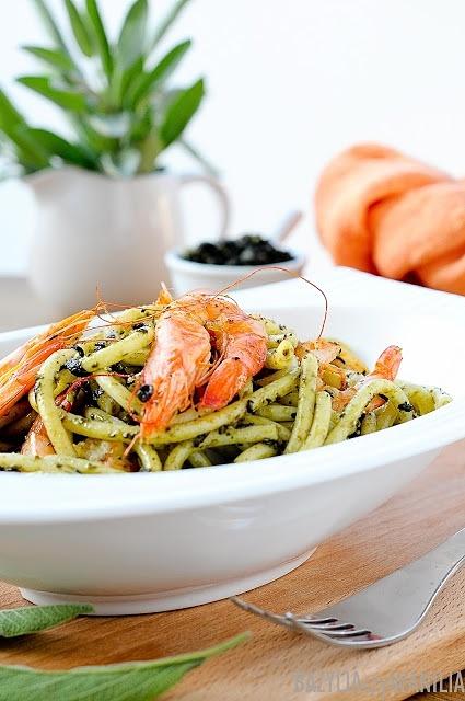 Makaron bucatini z pesto szałwiowym i krewetkami