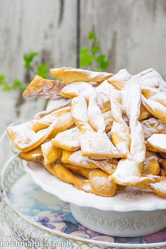 Faworki chrust przepis na pyszne ciasteczka smażone na tłuszczu