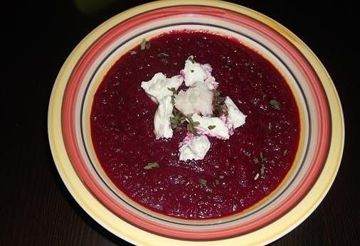 Kremowa zupa buraczana z kozim serem